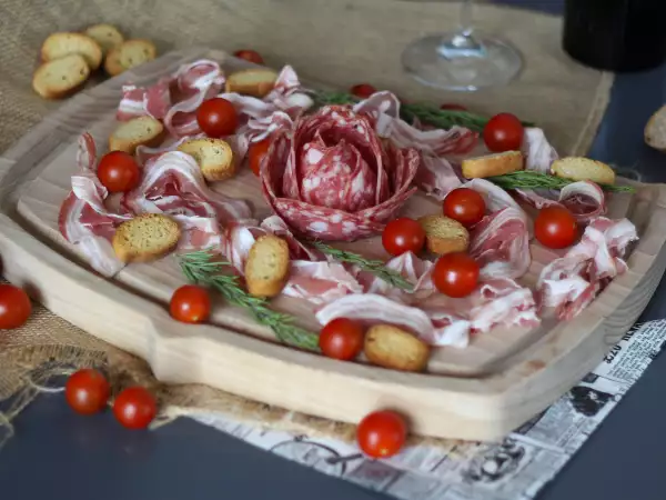 Recept Ako pripraviť tanier s údeninami? zložte ho do tvaru ruže!