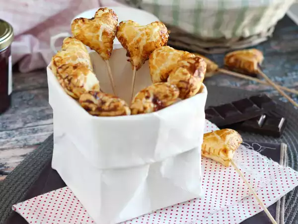 Recept Extra chrumkavé srdiečka z lístkového cesta s malinami a čokoládovými koláčmi