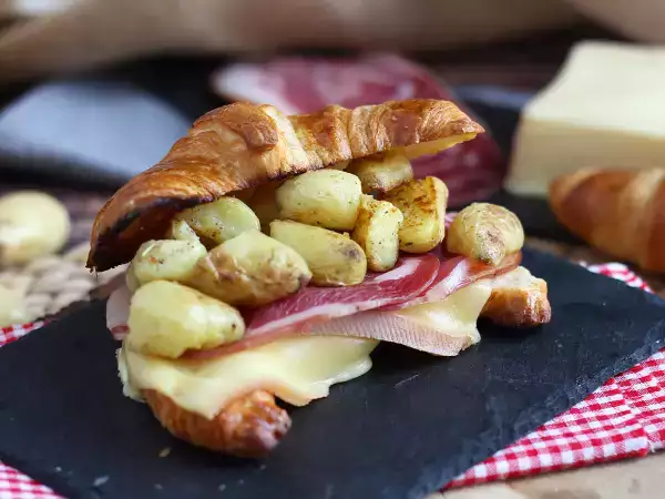 Recept Raclette croissant sendvič na chutnú desiatu!