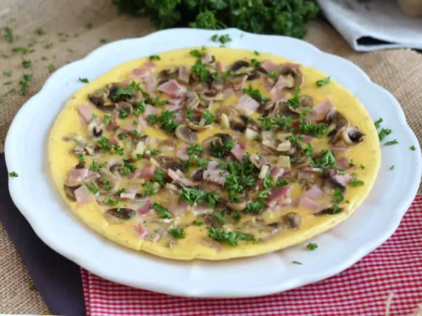 Recept Jednoduchá omeleta so šampiňónmi, šunkou a petržlenovou vňaťou