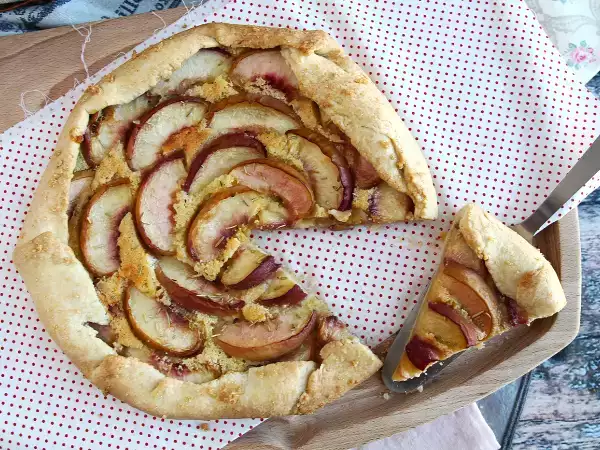 Recept Rustikálny koláč s broskyňami a rozmarínom