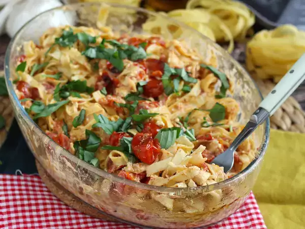 Recept Tagliatelle feta cherry paradajky - pečené cestoviny s feta paradajkami
