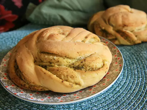 Recept Pletené žemle so zeleným pestom