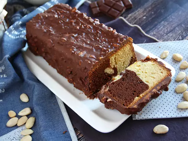 Recept Mramorový piškótový koláč s mandľovou polevou