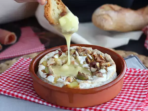 Recept Camembert pečený v rúre s medom a vlašskými orechmi