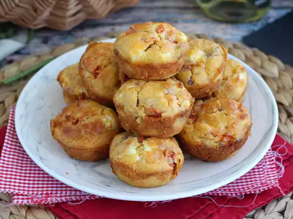 Recept Muffiny s tuniakom, paradajkami a fetou