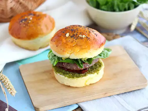 Recept Burger v talianskom štýle: omáčka pesto, sušené paradajky, mozzarella