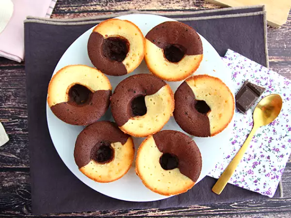 Recept Čokoládovo-vanilkový koláč s dvojitou príchuťou a čokoládovým stredom