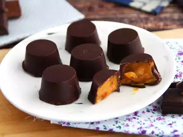 Recept Čokolády plnené slaným maslovým karamelom a mandľami