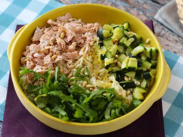 Recept Cestovinový šalát orzo s lososom a cuketou