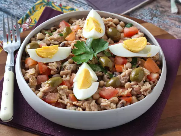 Recept Kukuričný šalát s tuniakom, vajcami a olivami: portugalská klasika!