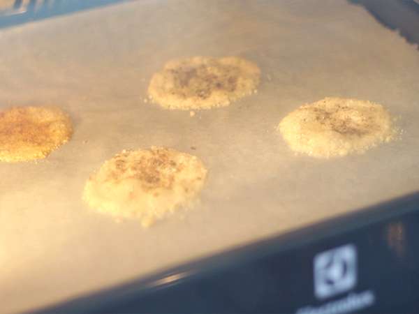 Parmezánové lupienky s bylinkami a korením - Príprava krok 3
