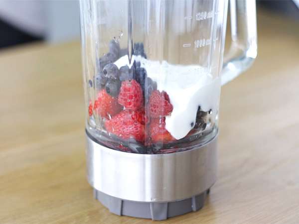 Miska s červeným ovocným smoothie - Príprava krok 1