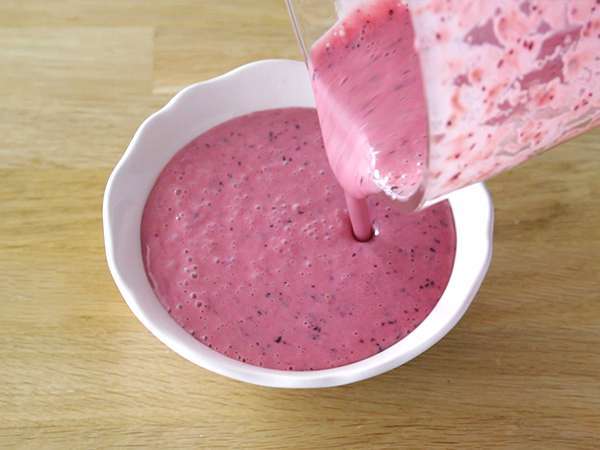 Miska s červeným ovocným smoothie - Príprava krok 2