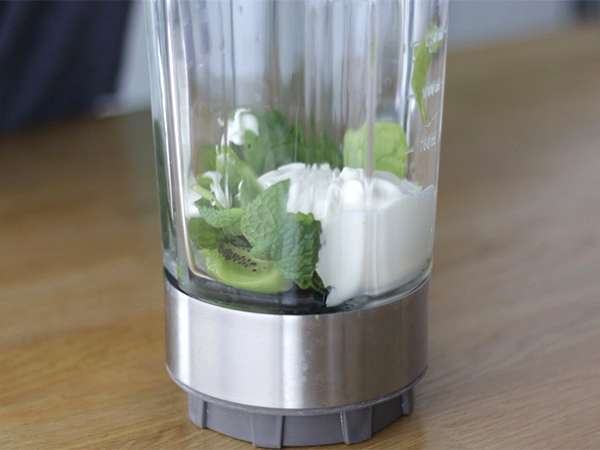 Smoothie misa kiwi mäta špenátové výhonky - Príprava krok 1