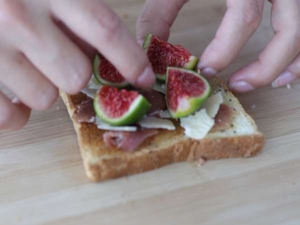 Bruschetta s figami, parmezánom a parmskou šunkou - Príprava krok 3