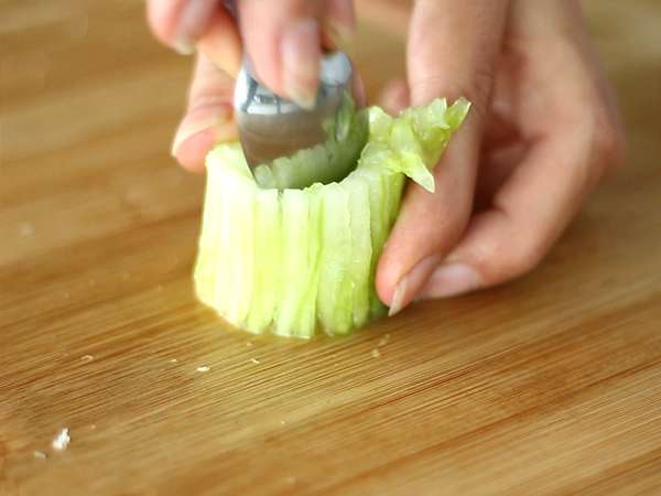 Vegánske koláčiky s uhorkami a humusom - Príprava krok 3