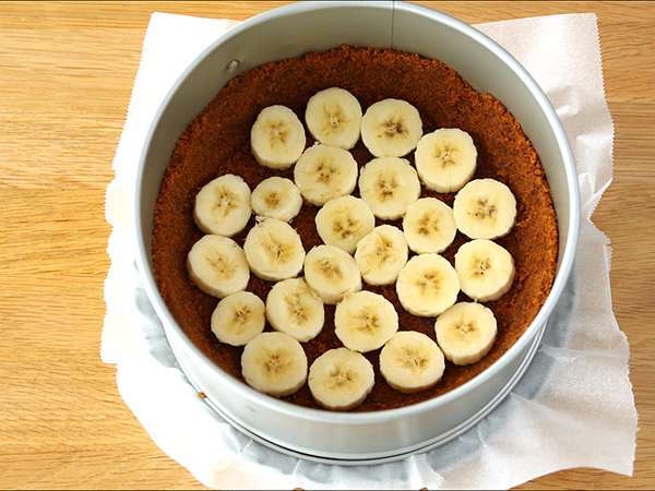 Koláč s banoffee, banánmi a karamelom - Príprava krok 2