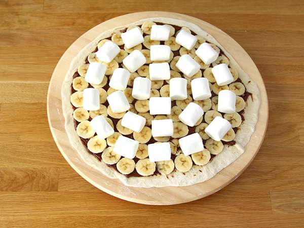 Sladká banánová a čokoládová pizza - Príprava krok 3