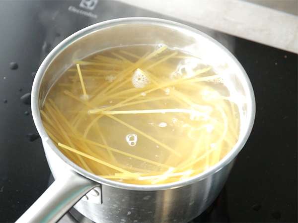 Špagety carbonara s avokádom - Príprava krok 1