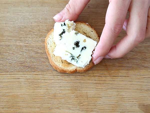 Toasty s rokfórom, vlašskými orechmi a medom - Príprava krok 1