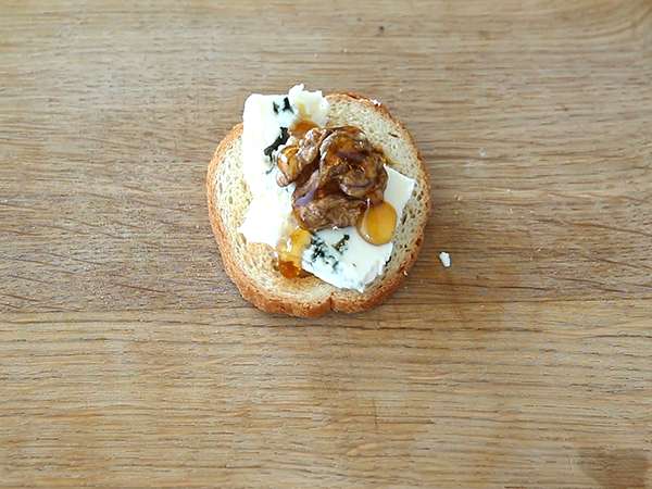 Toasty s rokfórom, vlašskými orechmi a medom - Príprava krok 2
