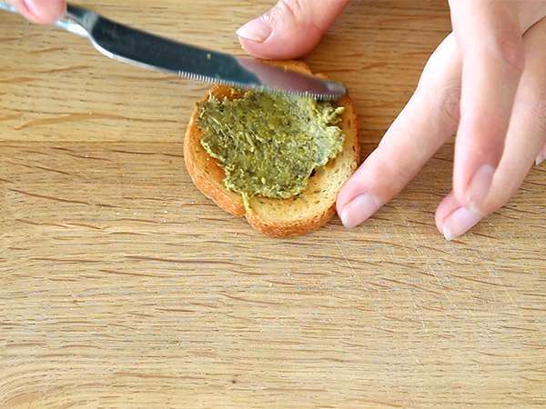 Toast s pestom, parmezánom a sušenými paradajkami - Príprava krok 1
