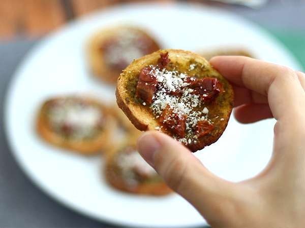 Toast s pestom, parmezánom a sušenými paradajkami - Príprava krok 3