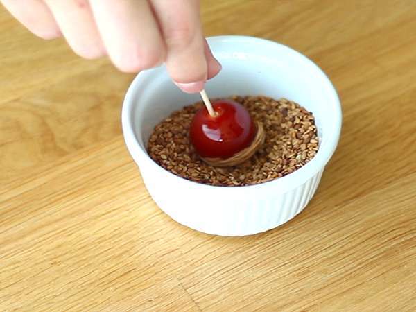 Karamelizované cherry paradajky so sezamovými semienkami alebo paradajky lásky - Príprava krok 4