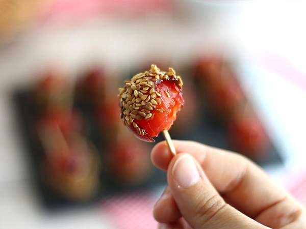 Karamelizované cherry paradajky so sezamovými semienkami alebo paradajky lásky - Príprava krok 5