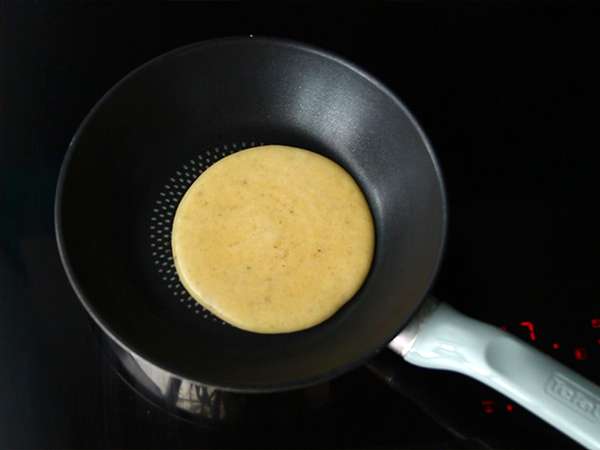 Rýchle bezlepkové palacinky (banány + vajcia) - Príprava krok 3