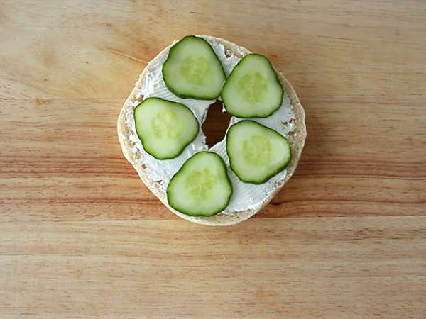 Bagel s lososom, uhorkou a syrom fromage frais - Príprava krok 2