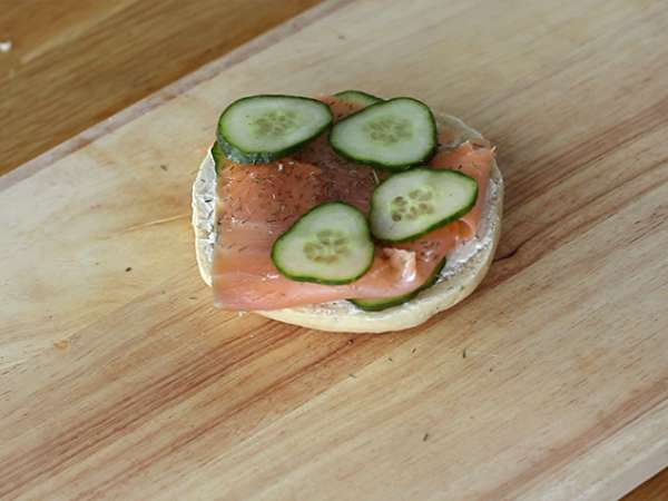 Bagel s lososom, uhorkou a syrom fromage frais - Príprava krok 3