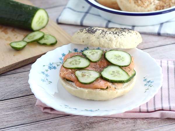 Bagel s lososom, uhorkou a syrom fromage frais - Príprava krok 4