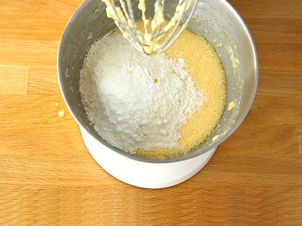 Jednoduchý ananásový koláč hore nohami - Príprava krok 4