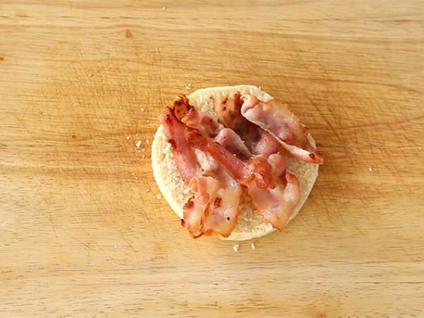 Anglické muffiny s vajíčkami a slaninou - Príprava krok 1