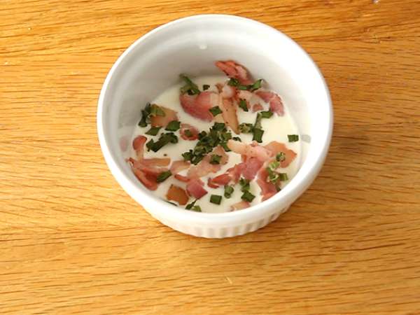 Oeufs cocotte so slaninou a pažítkou, rýchly recept - Príprava krok 1