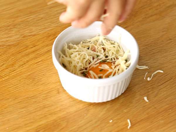 Oeufs cocotte so slaninou a pažítkou, rýchly recept - Príprava krok 2