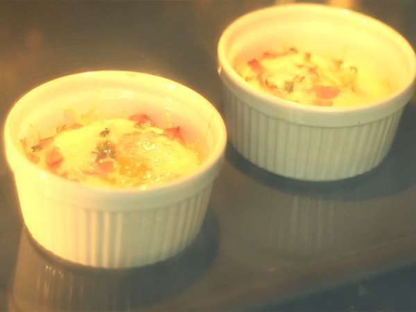 Oeufs cocotte so slaninou a pažítkou, rýchly recept - Príprava krok 3