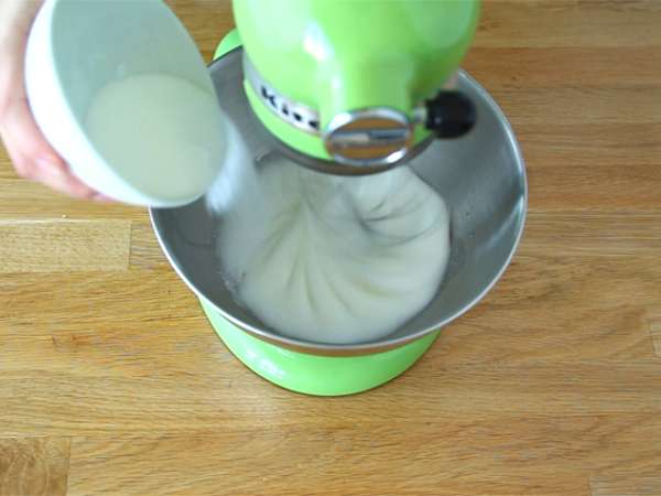 Meringues Santa klobúky - Príprava krok 1