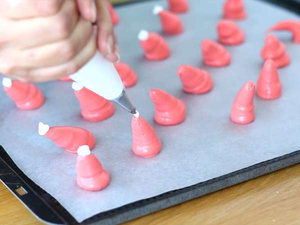 Meringues Santa klobúky - Príprava krok 3