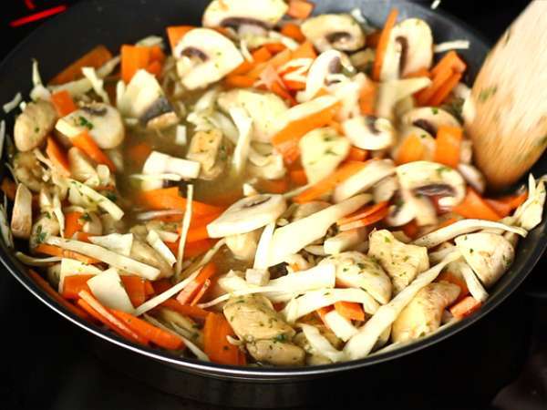 Chow mein (chao men), čínske rezance s kuracím mäsom a zeleninou - Príprava krok 3