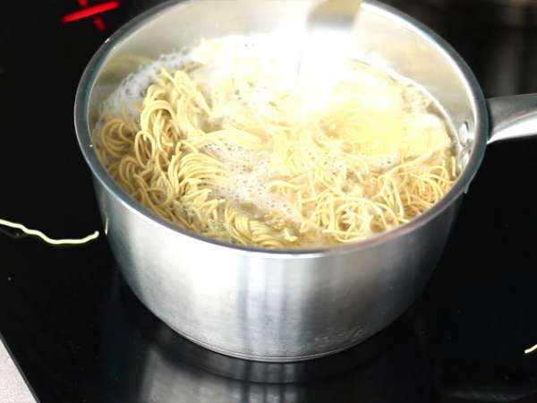 Chow mein (chao men), čínske rezance s kuracím mäsom a zeleninou - Príprava krok 6