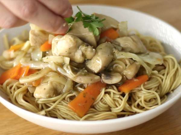 Chow mein (chao men), čínske rezance s kuracím mäsom a zeleninou - Príprava krok 7