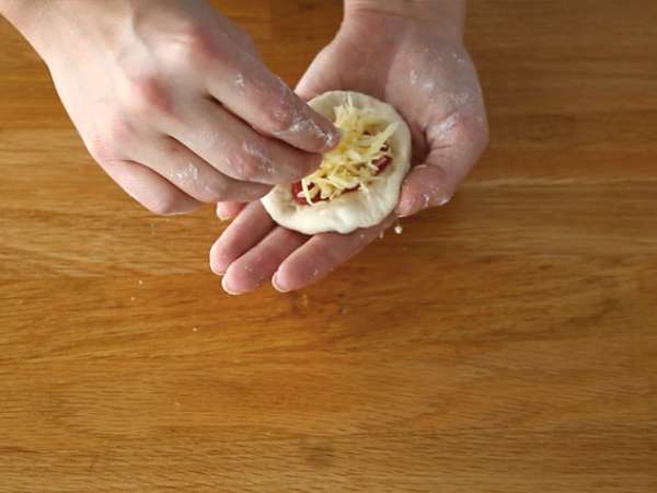 Pizza žemle so šunkou a syrovou náplňou - Príprava krok 4