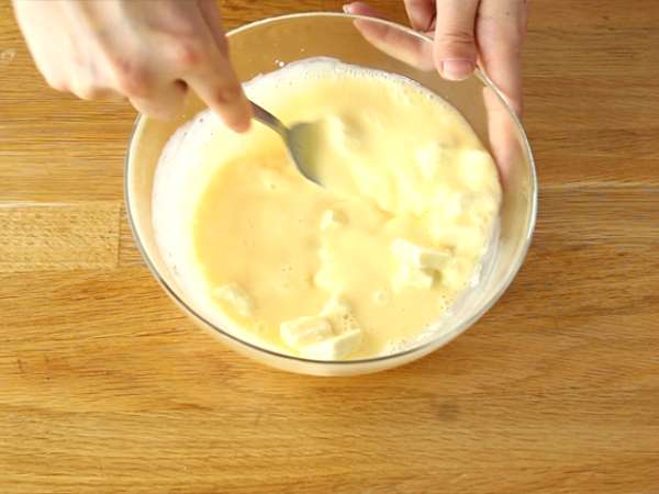Biela čokoláda s malinami bavarois (kroky a video) - Príprava krok 5