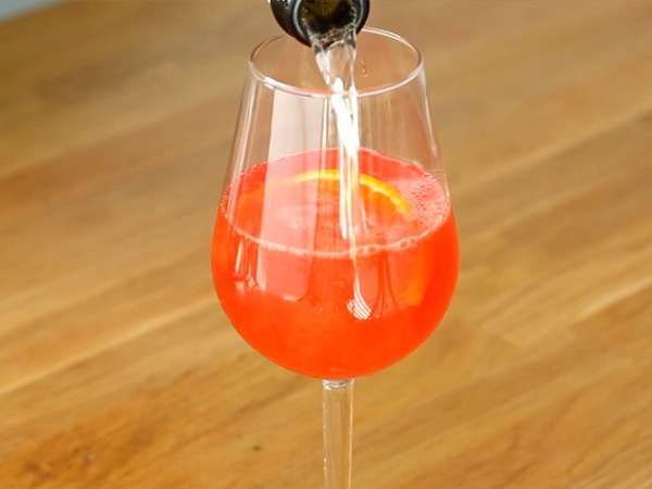 Spritz, slávny taliansky koktail s Aperolom - Príprava krok 2
