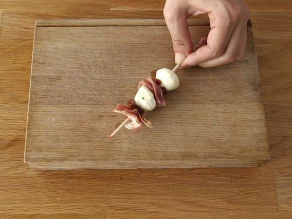 Mozzarella, sušená šunka a aperitív zo sušených paradajok - Príprava krok 3