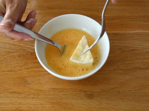 Chlebový camembert, topiaci sa a chrumkavý - Príprava krok 2