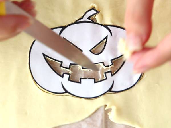 Halloweenske lístkové pečivo - Príprava krok 4